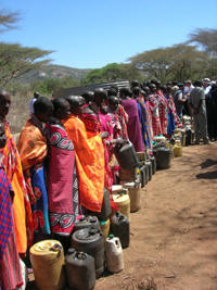 Women que for water. Amina Abdalla, a 45-year-old mother of seven, lives in northern Kenya's Marsabit District, where life is a daily struggle for scarce water and pasture. Abdalla's family lives on about 10 litres (≈≈ 1 quart) of water per day, far below the 20-50 litres per person per day recommended by the UN. 