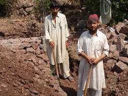 Most of Allai's 150,000 inhabitants are tenants who till plots of land along steep mountainsides in exchange for permission from landlords to build a shelter on the land and to get a share of the food, often a small percentage of the produce grown on the land. Photo: David Swanson/IRIN