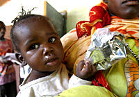 Nutritional supplements and education are helping to save the lives of displaced children in the Central African Republic. Photo:  UNICEF 2007/CAR/ Holtz