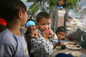 Food distribution in a town in the Mexican state of Tabasco through one of the many government programmes created in Latin America in the last 15 years to fight hunger. Credit: Mauricio Ramos/IPS